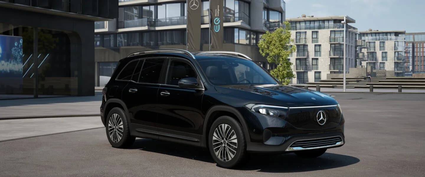 Mercedes EQB 300 4MATIC SUV view 4